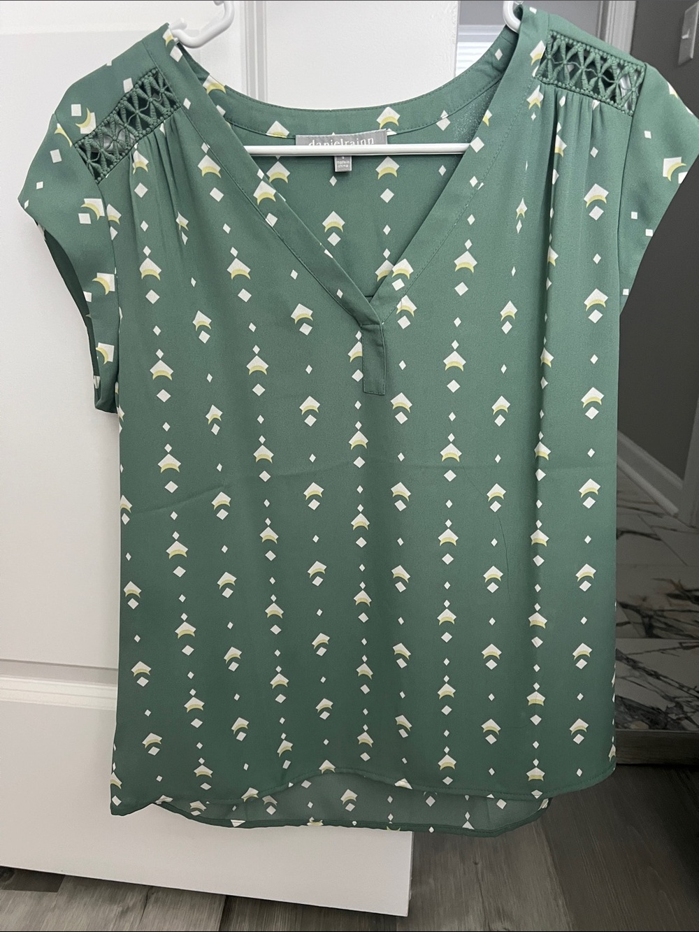 Daniel Rainn Green Geometric V-Neck Cap Sleeve Blouse